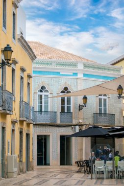 Portekiz 'in Faro şehrindeki merkez turist alışveriş merkezi..