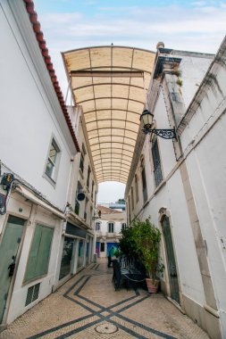 Portekiz 'in Faro şehrindeki merkez turist alışveriş merkezi..