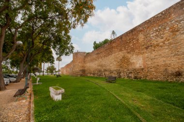 Portekiz 'in Faro şehrindeki ünlü tarihi kale duvarının manzarası..