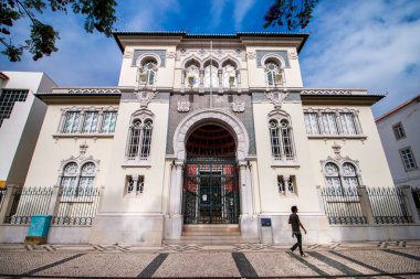 FARO, PORTUGAL - 20 Haziran 2021 - Faro şehrinde bulunan Portekiz Bankası 'nın güzel detayları, bahçe Manuel Bivar.