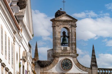 Ana kemer girişi manzarası Portekiz 'in tarihi Faro kasabasındaki kilise ayrıntılarına odaklandı..