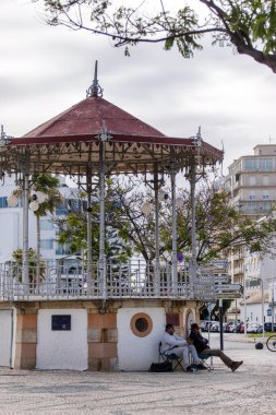 FARO, PORTUGAL - 20 Haziran 2021: Portekiz 'in Faro kentindeki Garden Manuel Bivar' da yer alan güzel orkestra standının görüntüsü.