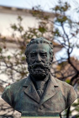 FARO, PORTUGAL: 20 Haziran 2021 - Garden Manuel Bivar Portekiz 'in Faro şehrinde Joao de Deus şairinin büst heykeli.