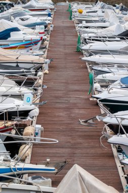 Portekiz 'in Faro şehrinde bulunan bir marinada bir dizi boş tekne..