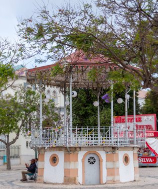 FARO, PORTUGAL - 20 Haziran 2021: Portekiz 'in Faro kentindeki Garden Manuel Bivar' da yer alan güzel orkestra standının görüntüsü.