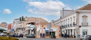 FARO, PORTUGAL - 20 Haziran 2021: Portekiz 'in Faro kentindeki ana şehir turizm alanındaki Tipik Portekiz binalarının yakın görüntüsü.