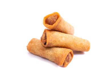 Geleneksel kızarmış Çin sebzeli börekleri beyaz arka planda izole edilmiş..