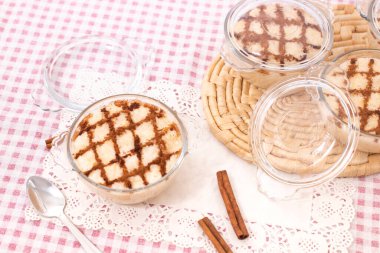 Geleneksel Portekiz Tatlı Pirinç Tatlısı Tarçın çubuklu bir masada.