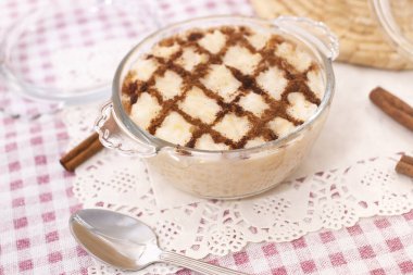 Geleneksel Portekiz Tatlı Pirinç Tatlısı Tarçın çubuklu bir masada.