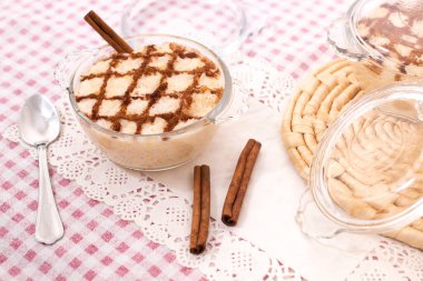 Geleneksel Portekiz Tatlı Pirinç Tatlısı Tarçın çubuklu bir masada.