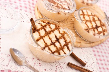 Geleneksel Portekiz Tatlı Pirinç Tatlısı Tarçın çubuklu bir masada.