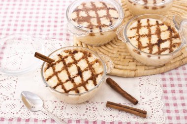 Geleneksel Portekiz Tatlı Pirinç Tatlısı Tarçın çubuklu bir masada.