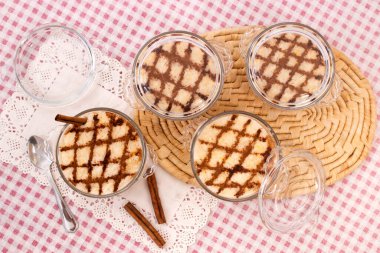 Geleneksel Portekiz Tatlı Pirinç Tatlısı Tarçın çubuklu bir masada.
