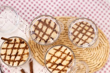 Geleneksel Portekiz Tatlı Pirinç Tatlısı Tarçın çubuklu bir masada.