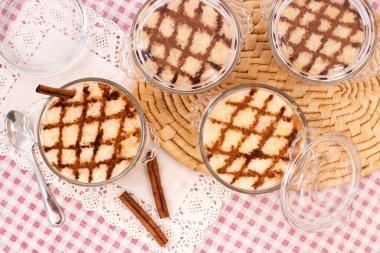 Geleneksel Portekiz Tatlı Pirinç Tatlısı Tarçın çubuklu bir masada.