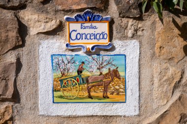 Tipik bir kırsal manzara tasvir eden resimli Portekiz azulejosu.