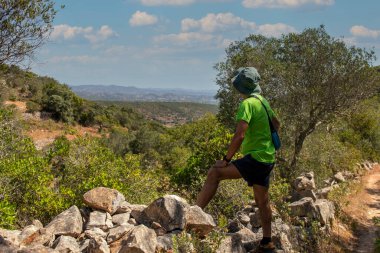 Yürüyüşçü Portekiz 'in Algarve bölgesindeki kırsal araziyi izliyor..