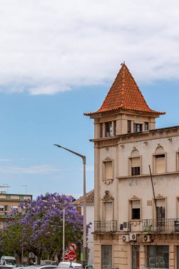 Portekiz 'deki Faro şehrindeki tipik binaların manzarası.