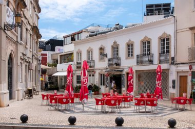 FARO, PORTUGAL - Haziran 2021: Portekiz 'in şehir merkezindeki Tipik Portekiz binalarına yakından bakın.