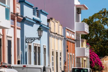 Algarve eski binalarının tipik Portekiz mimarisinin dış görünüşü.