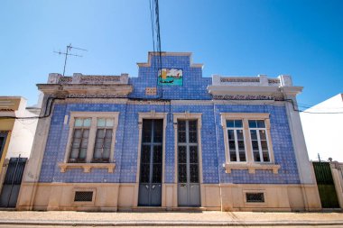 Algarve eski binalarının tipik Portekiz mimarisinin dış görünüşü.