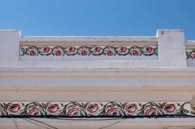 Algarve eski binalarının tipik Portekiz mimarisinin dış görünüşü.