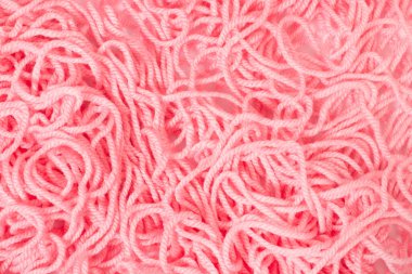 Pembe karışık yün örgü ipliği yığını.