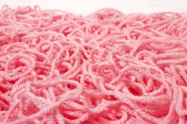 Pembe karışık yün örgü ipliği yığını.