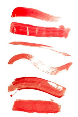 Kırmızı fırça darbeleri beyaz arkaplanda izole edildi.