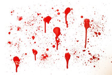 Beyaz arka planda kan damlaları izole edilmiş..