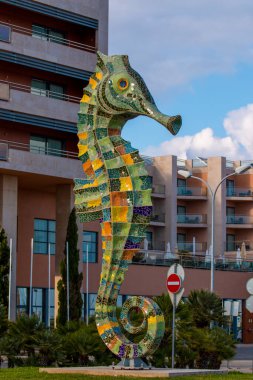 OLHAO, PORTUGAL - 16 Haziran 2021: Portekiz 'in Olhao şehrinde bulunan sanatçı Isa Fernandes tarafından tasarlanan Renkli Denizatı heykeli.