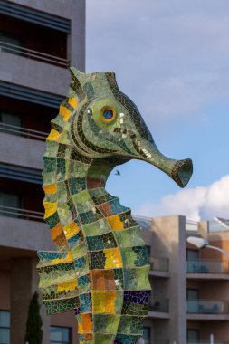 OLHAO, PORTUGAL - 16 Haziran 2021: Portekiz 'in Olhao şehrinde bulunan sanatçı Isa Fernandes tarafından tasarlanan Renkli Denizatı heykeli.