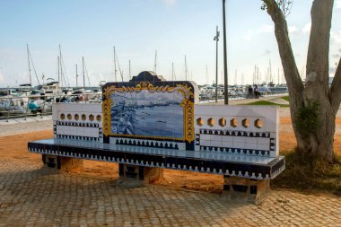 Portekiz 'in Olhao şehrindeki dinlendirici Park Pescador Olhanense' deki azulejo çalışmalarının güzel manzarası..