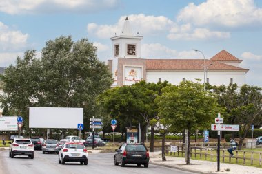 FARO, PORTUGAL - 20 Haziran 2021: Portekiz 'in Faro şehrinde büyük bir ticaret perakende satış alanı.
