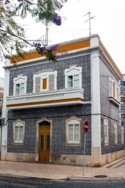 Algarve eski binalarının tipik Portekiz mimarisinin dış görünüşü.