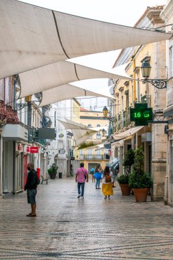 FARO, PORTUGAL - 20 Haziran 2021: Portekiz 'in Faro şehrindeki ana şehir merkezi turizm alışveriş merkezi.