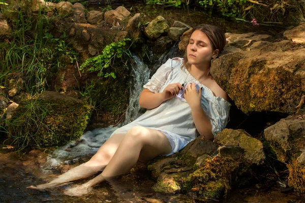 Belle Jeune Femme Avec Robe Blanche Près Ruisseau Eau — Photo