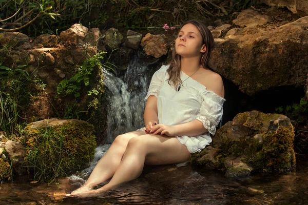 Hermosa Joven Con Vestido Blanco Cerca Del Arroyo Agua — Foto de Stock