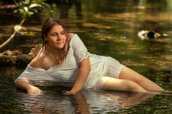 Hermosa Joven Con Vestido Blanco Cerca Del Arroyo Agua — Foto de Stock