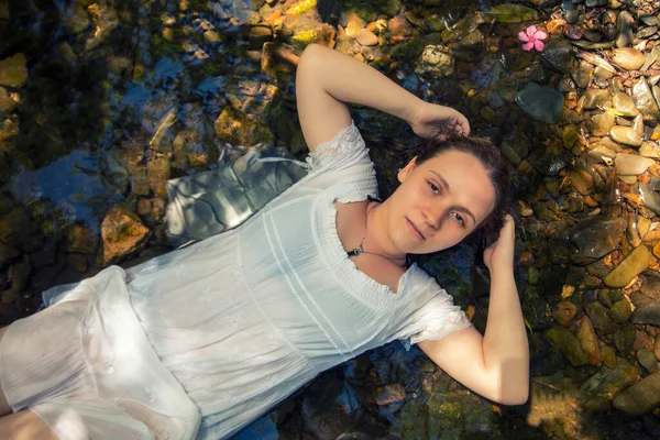 Hermosa Joven Con Vestido Blanco Cerca Del Arroyo Agua —  Fotos de Stock