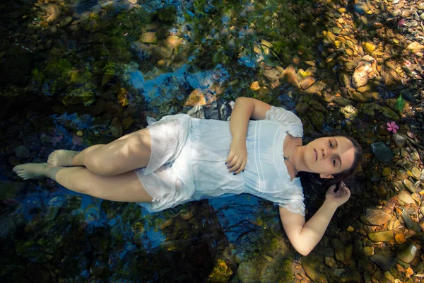 Hermosa Joven Con Vestido Blanco Cerca Del Arroyo Agua — Foto de Stock