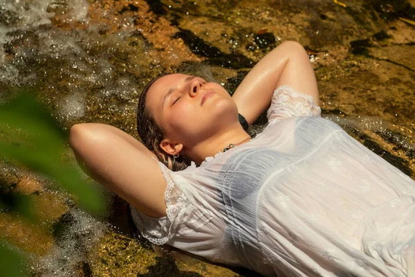 Hermosa Joven Con Vestido Blanco Cerca Del Arroyo Agua — Foto de Stock