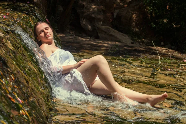 Hermosa Joven Con Vestido Blanco Cerca Corriente Agua Waterfal — Foto de Stock