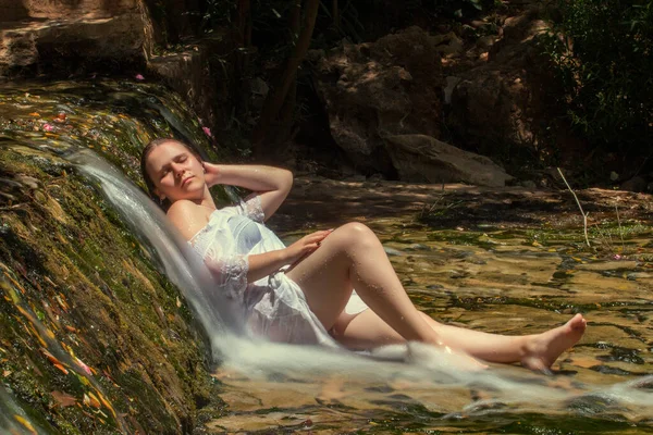 Hermosa Joven Con Vestido Blanco Cerca Corriente Agua Waterfal — Foto de Stock