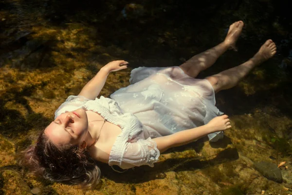 Hermosa Joven Con Vestido Blanco Cerca Del Arroyo Agua — Foto de Stock