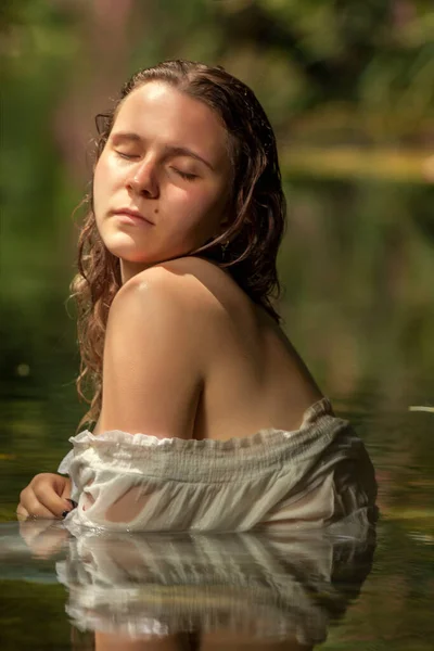 Beautiful Young Woman White Dress Stream Water — Stock Photo, Image