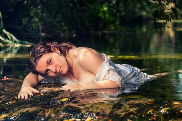 Hermosa Joven Con Vestido Blanco Cerca Del Arroyo Agua — Foto de Stock