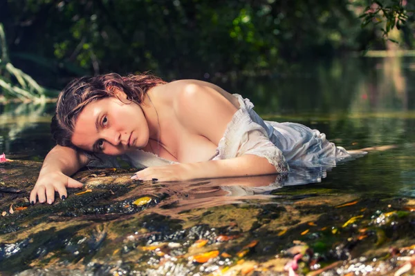 Hermosa Joven Con Vestido Blanco Cerca Del Arroyo Agua — Foto de Stock