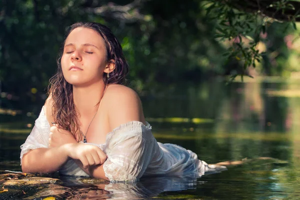 Hermosa Joven Con Vestido Blanco Cerca Del Arroyo Agua — Foto de Stock