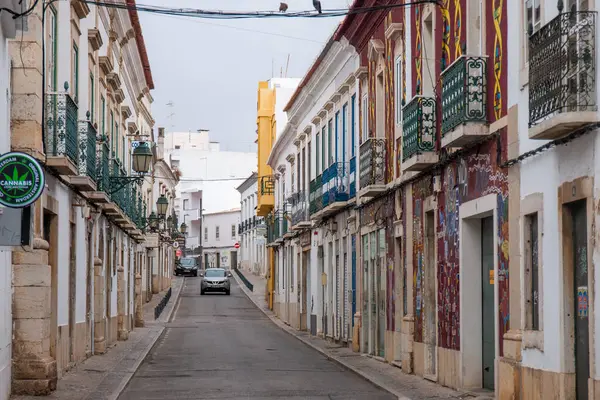 FARO, PORTUGAL - 20 Haziran 2021: Portekiz 'in Faro kentindeki Tipik Portekiz binalarının yakın görüntüsü.